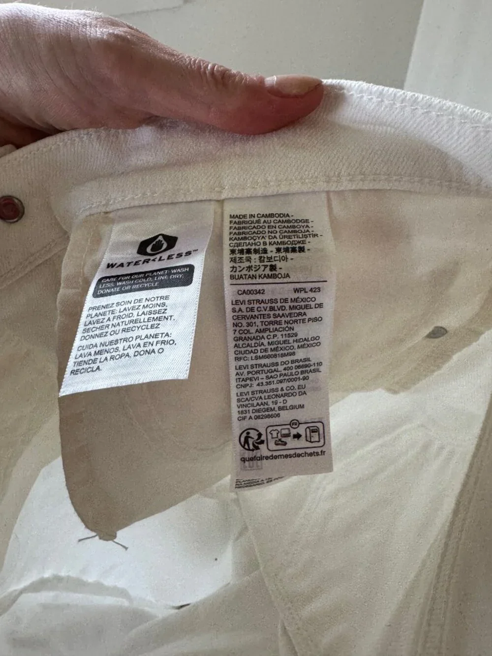 Levi's Classic Bermuda Women's Shorts White 26 - Picture 8 of 9